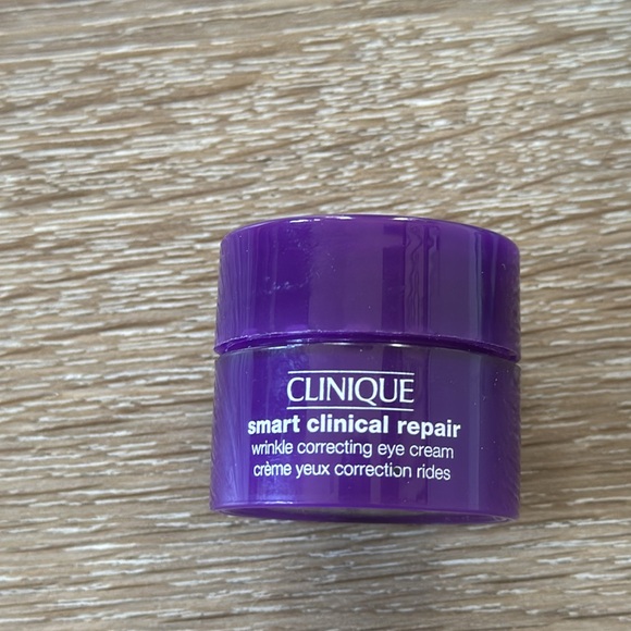 NWT Clinique Smart Clinical Repair wrinkle correcting Eye cream with makeup bag - Picture 2 of 2